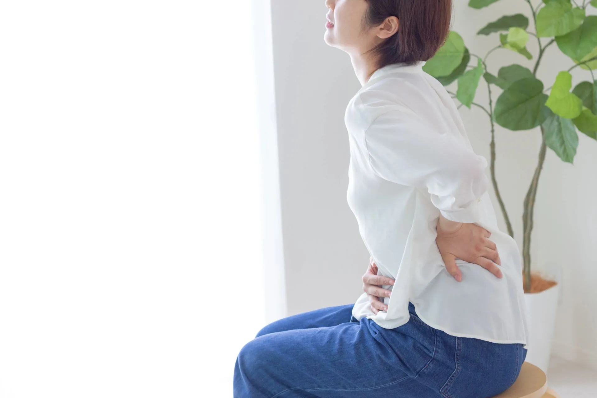 食欲がなくてお腹を触る女性